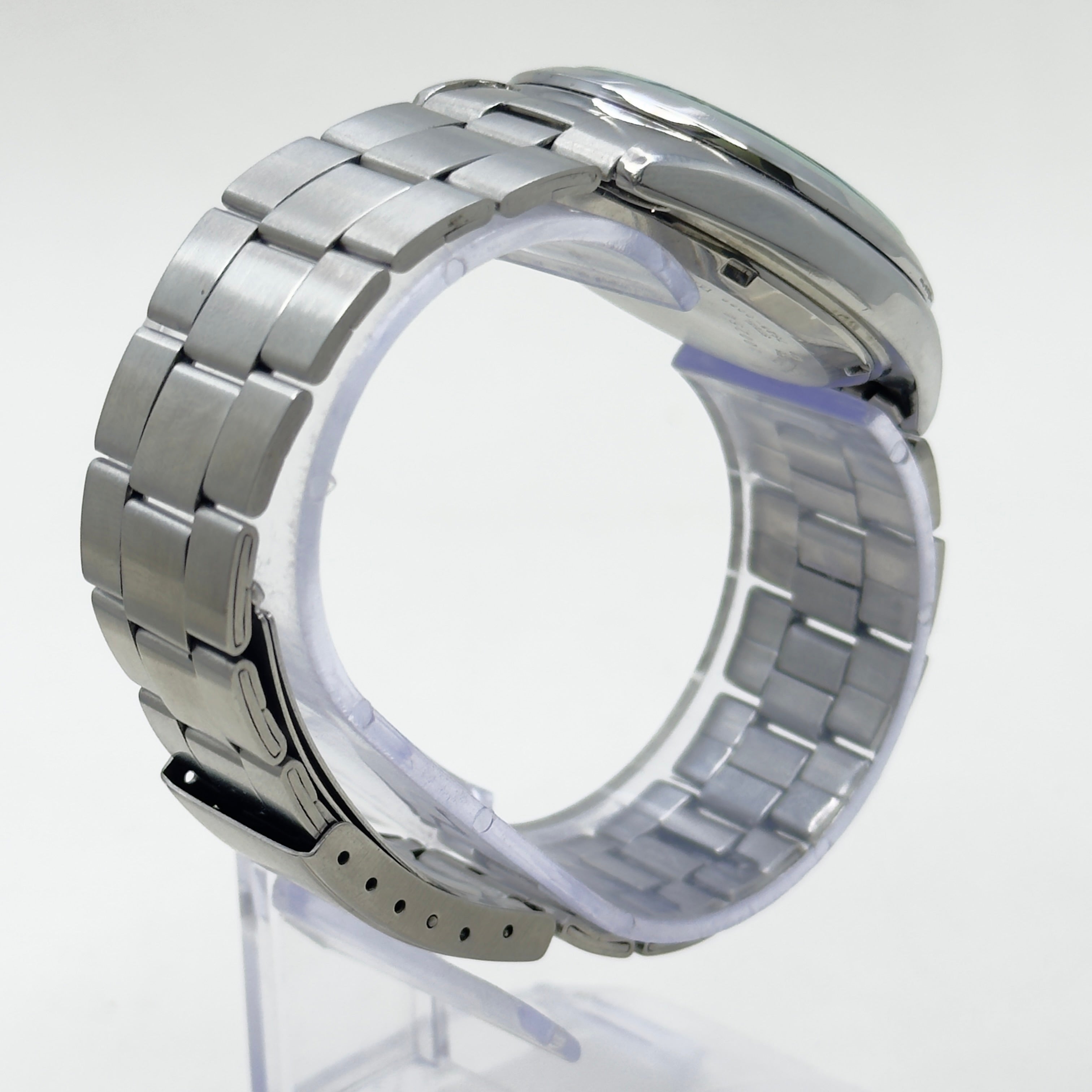 Vintage Seiko 5 Automatic White Dial — 21 Jewels (7S26)