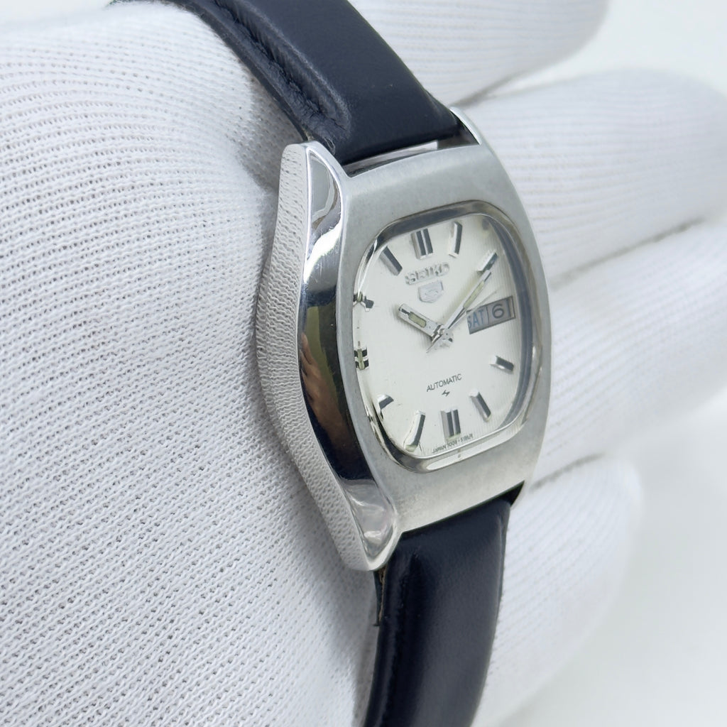 Vintage Seiko 5 Automatic White Dial — 17 Jewels (7009)