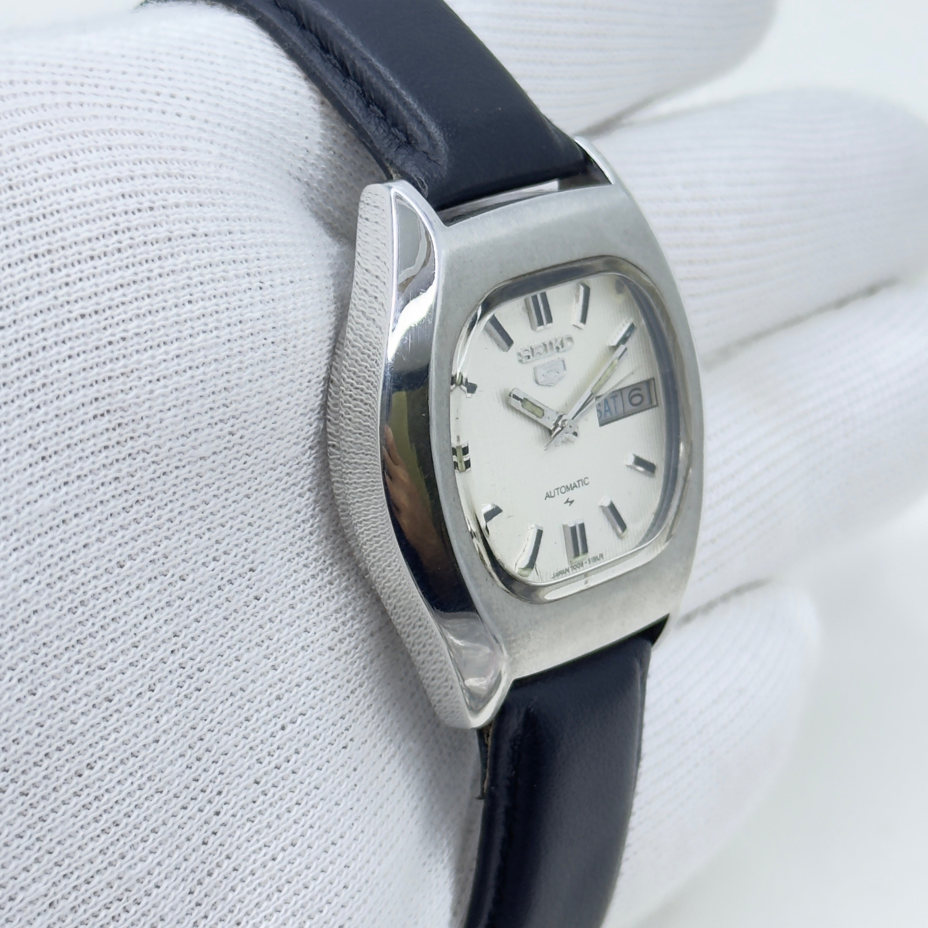 Vintage Seiko 5 Automatic White Dial — 17 Jewels (7009)