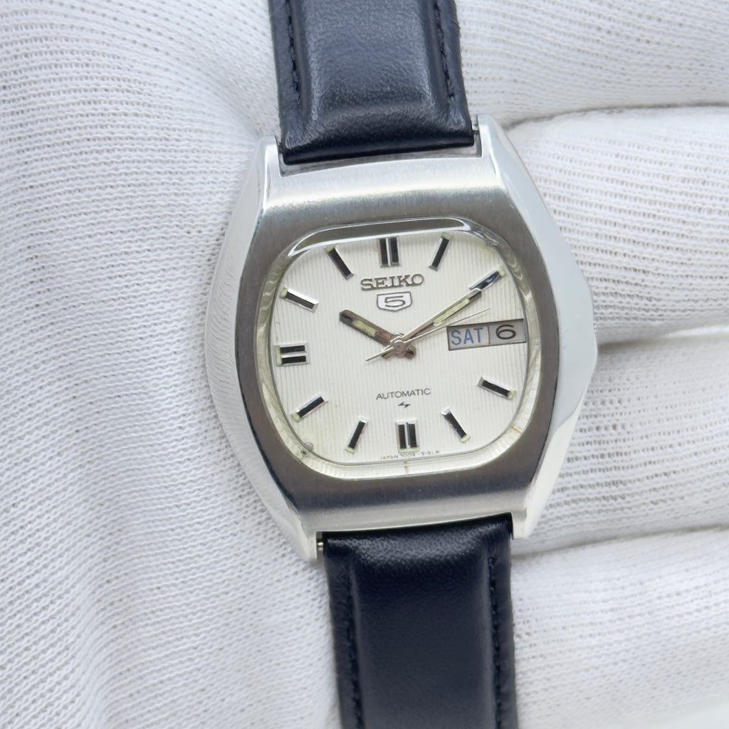 Vintage Seiko 5 Automatic White Dial — 17 Jewels (7009)