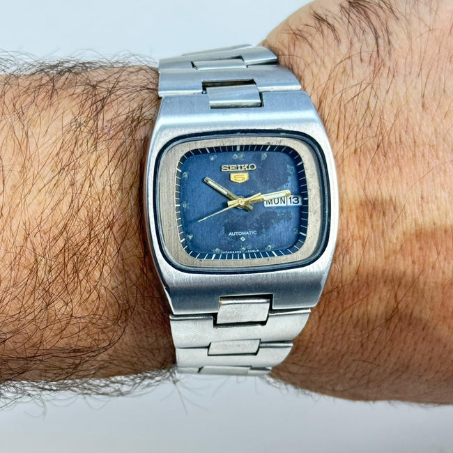 Vintage Seiko 5 Automatic Men's Watch TV Shape Japan Made Hover Image