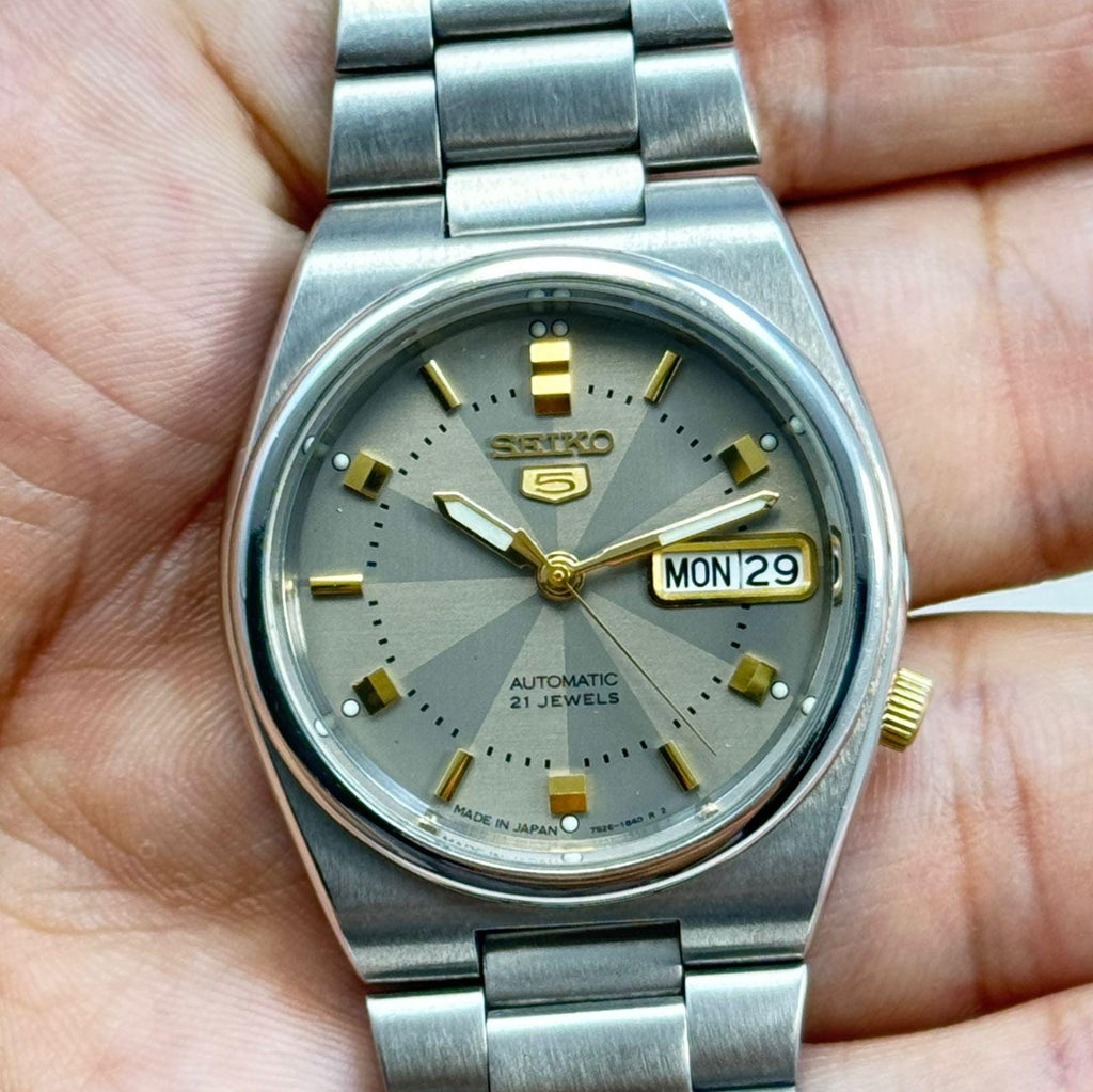 Vintage Seiko 5 - Automatic Watch Day/Date Stainless Steel Japan Made