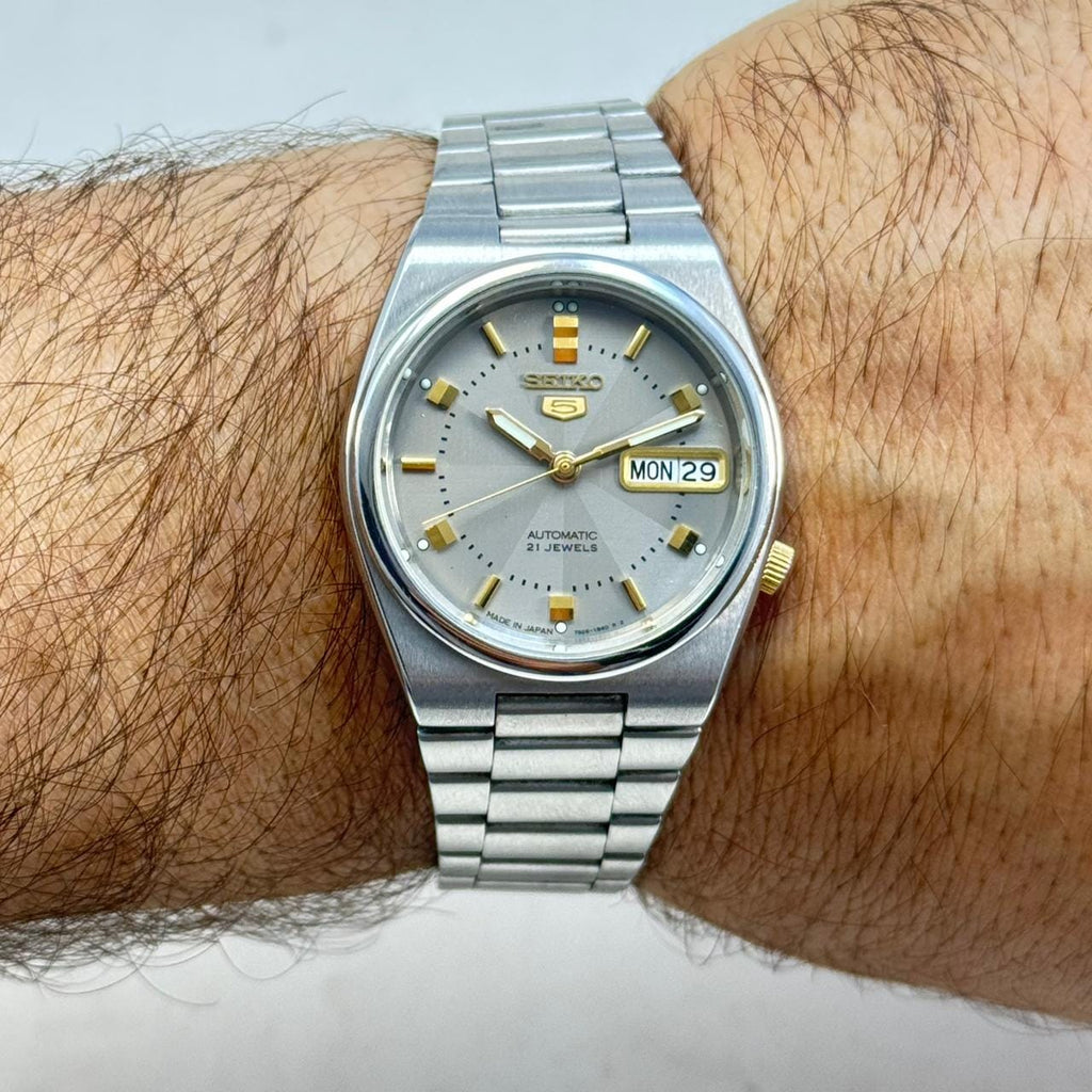 Vintage Seiko 5 - Automatic Watch Day/Date Stainless Steel Japan Made