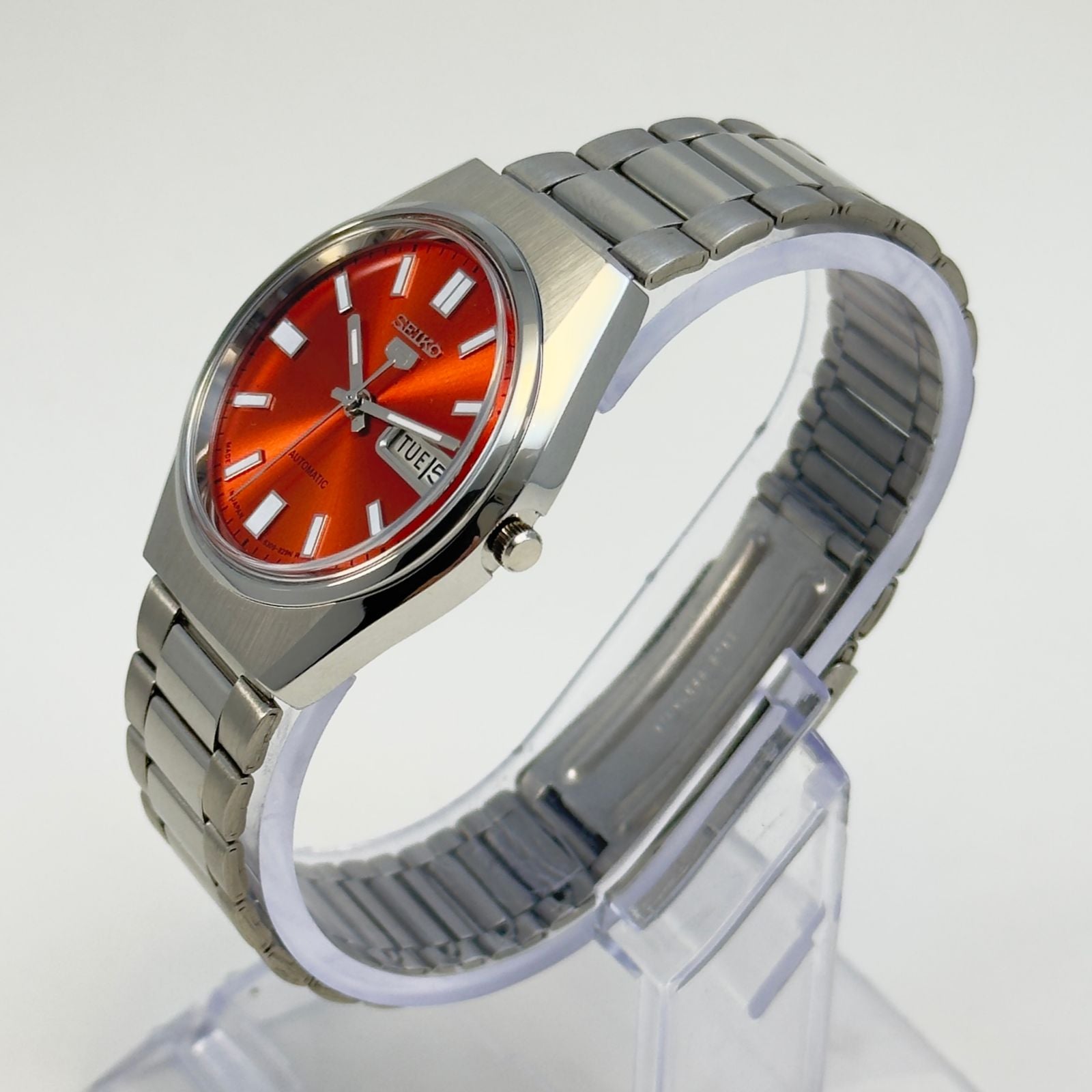 Seiko 5 Automatic – Orange Sunburst Dial Vintage Style Day-Date Men’s Watch.